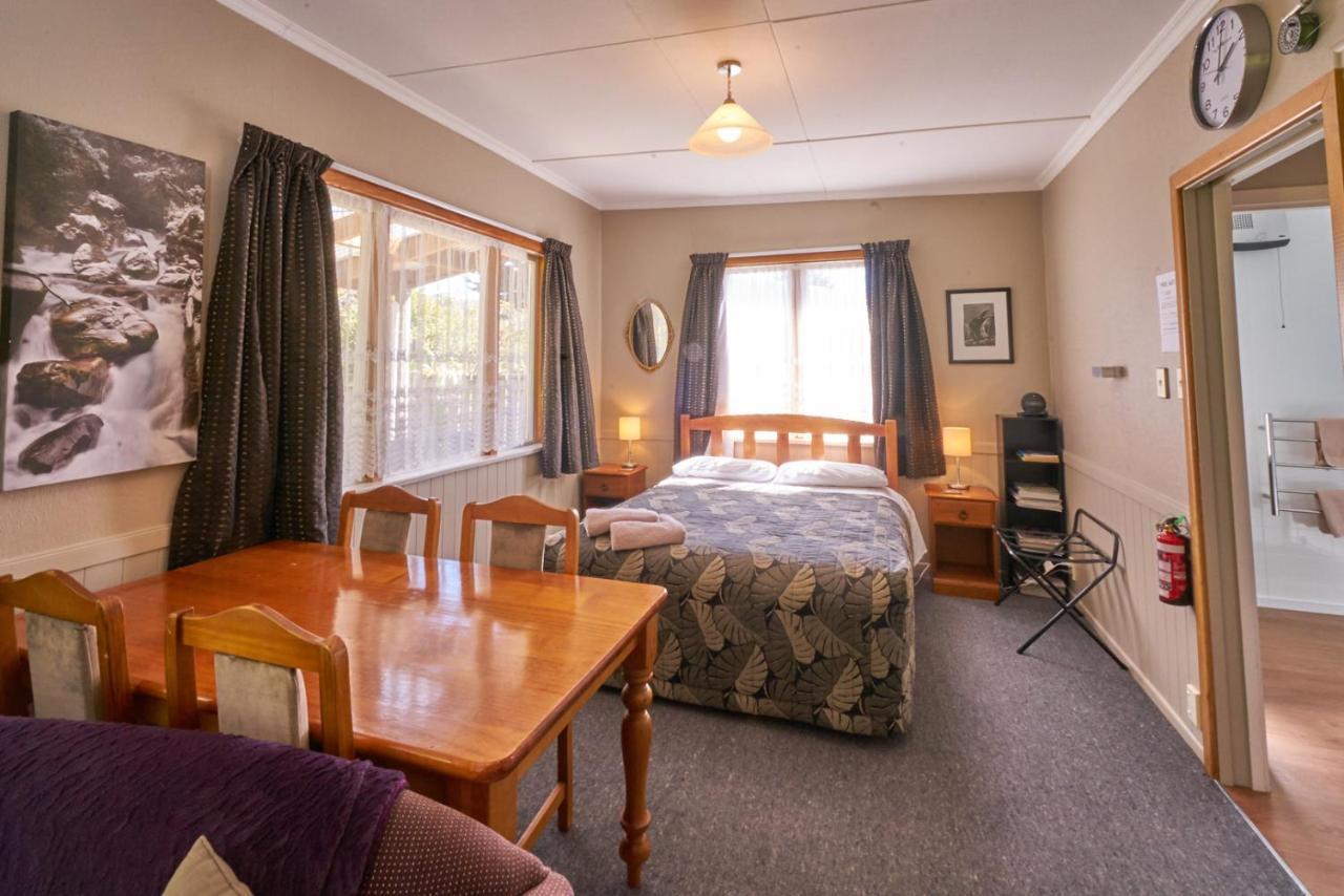 Accommodation Fiordland The Bach - One Bedroom Cottage At 226B Milford Road Те-Анау Екстер'єр фото