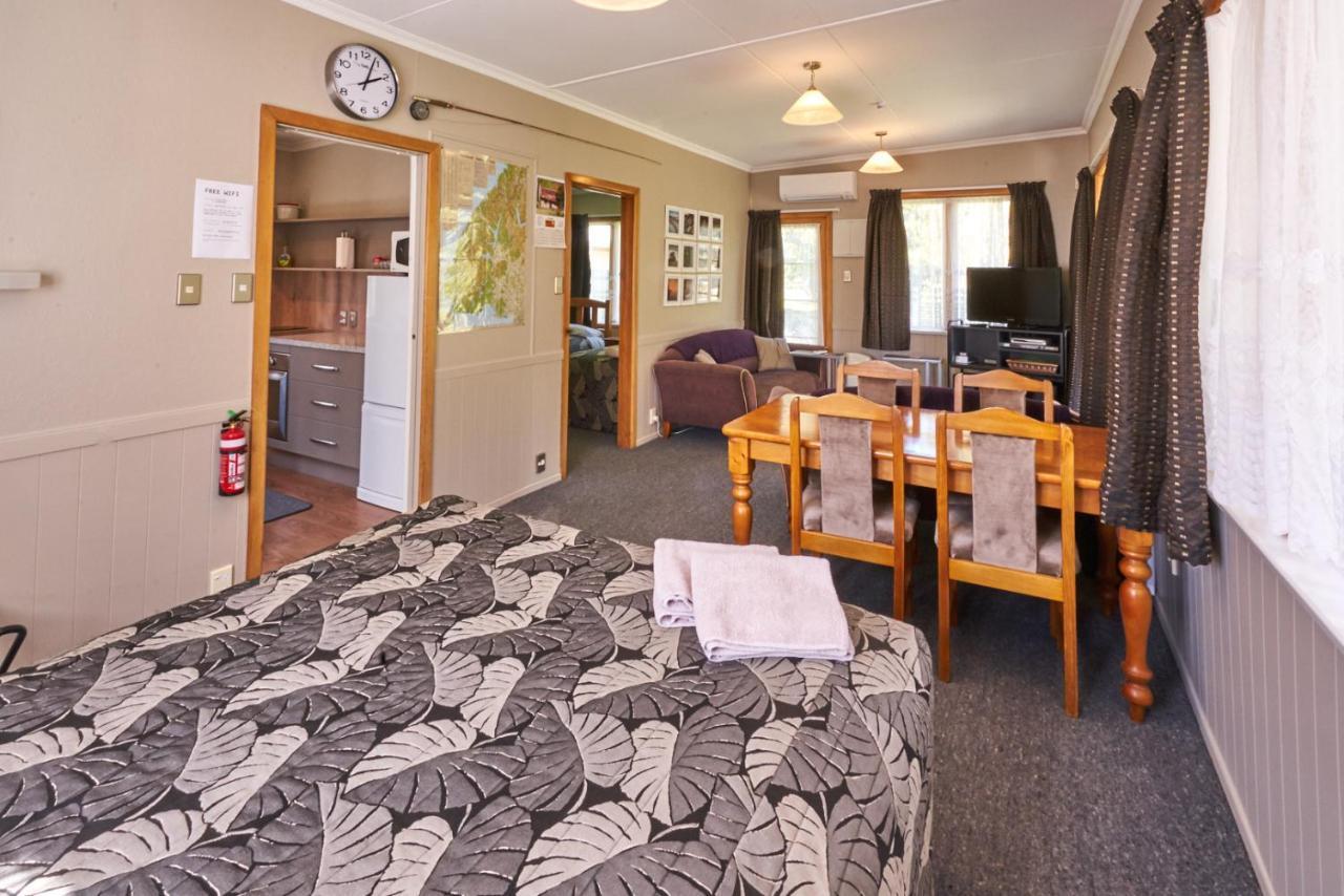 Accommodation Fiordland The Bach - One Bedroom Cottage At 226B Milford Road Те-Анау Екстер'єр фото