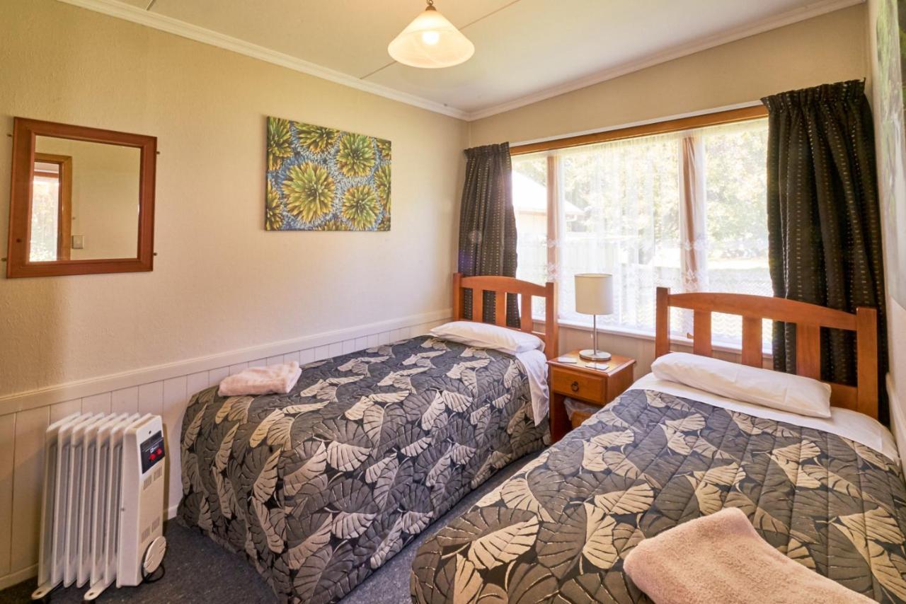Accommodation Fiordland The Bach - One Bedroom Cottage At 226B Milford Road Те-Анау Екстер'єр фото