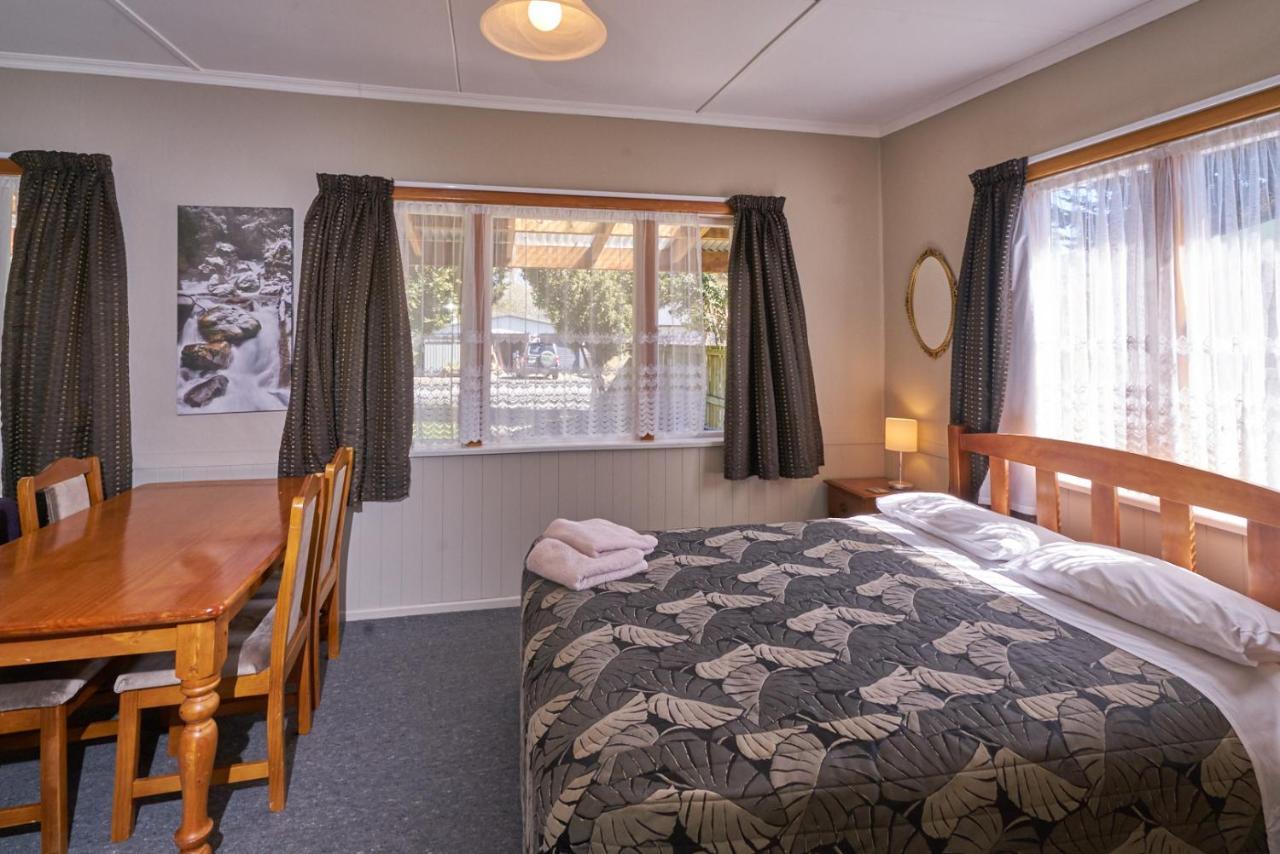 Accommodation Fiordland The Bach - One Bedroom Cottage At 226B Milford Road Те-Анау Екстер'єр фото