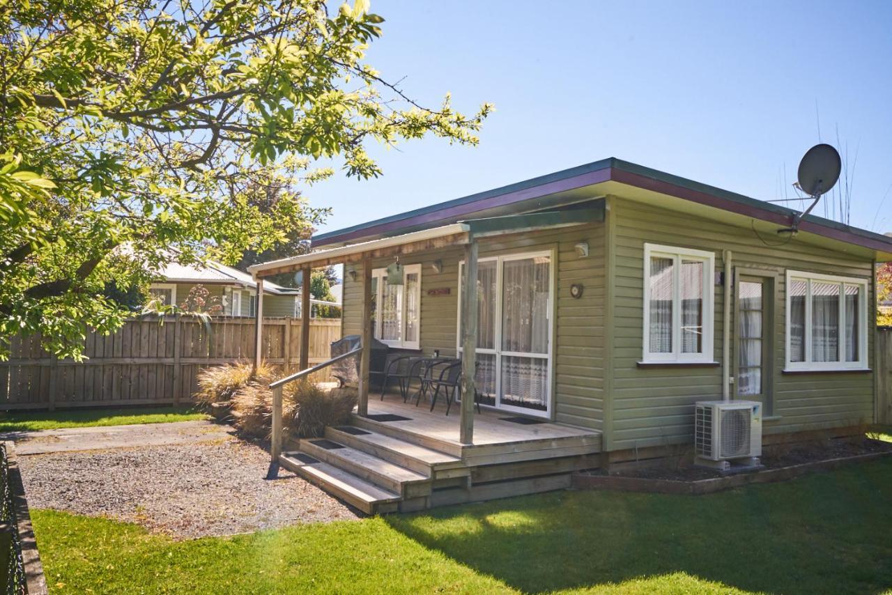 Accommodation Fiordland The Bach - One Bedroom Cottage At 226B Milford Road Те-Анау Екстер'єр фото
